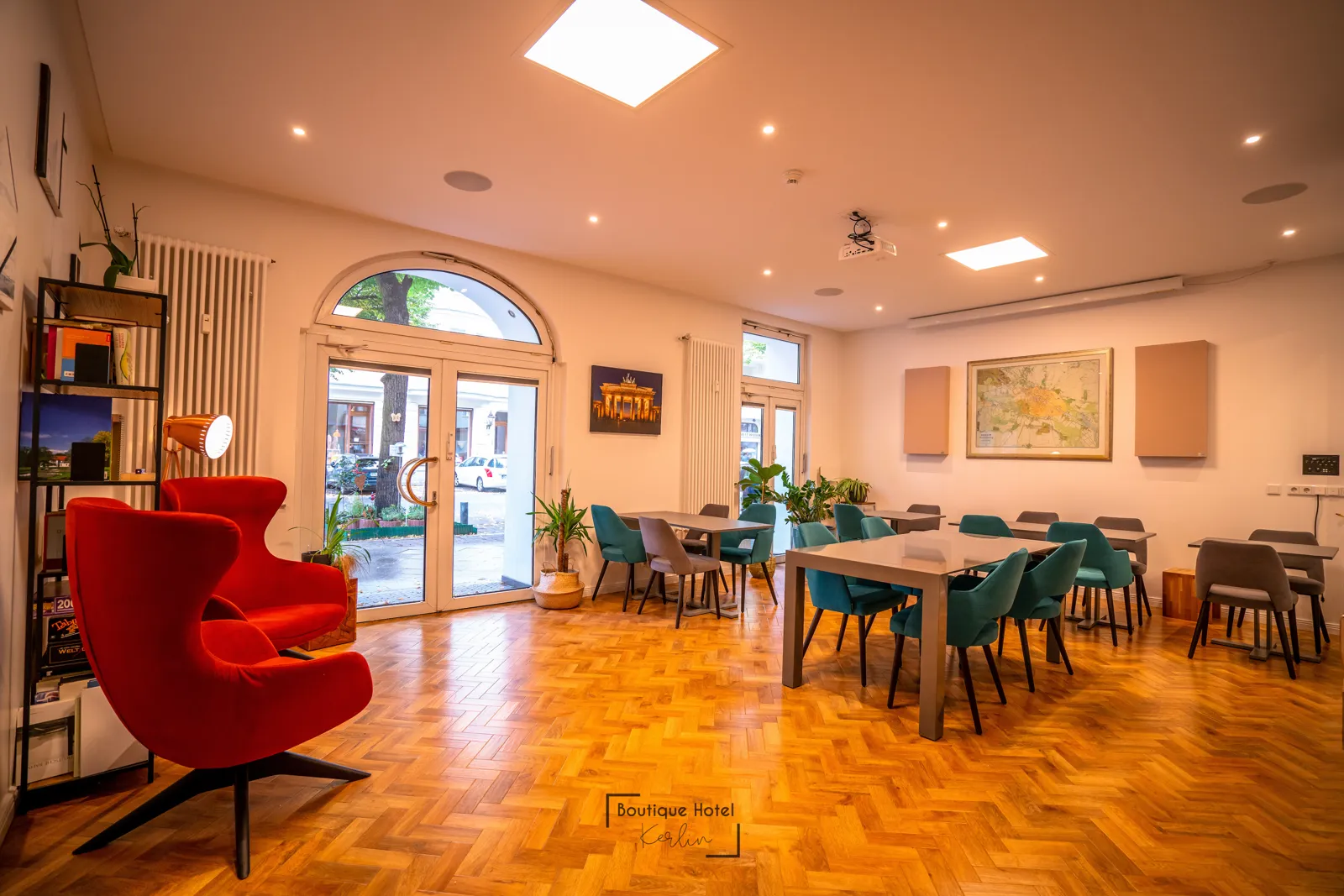Space37: heller Coworking-Raum mit Tischen und Stühlen im Boutique Hotel Kerlin